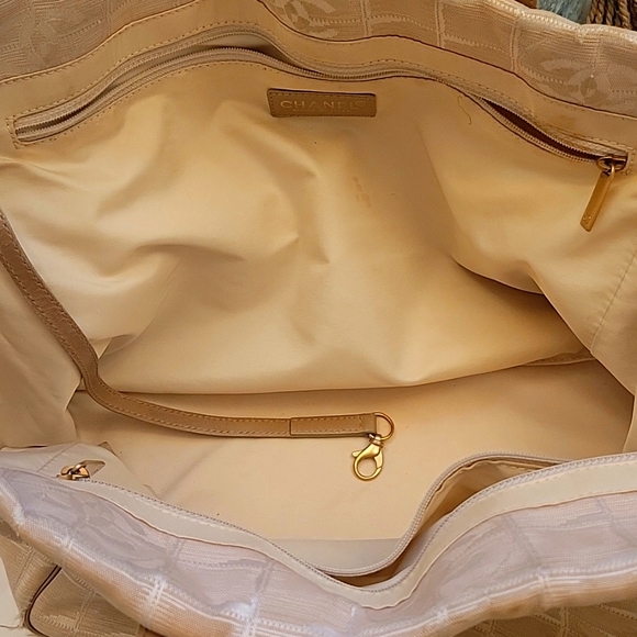 27. Chanel Tote - Picture 7 of 8